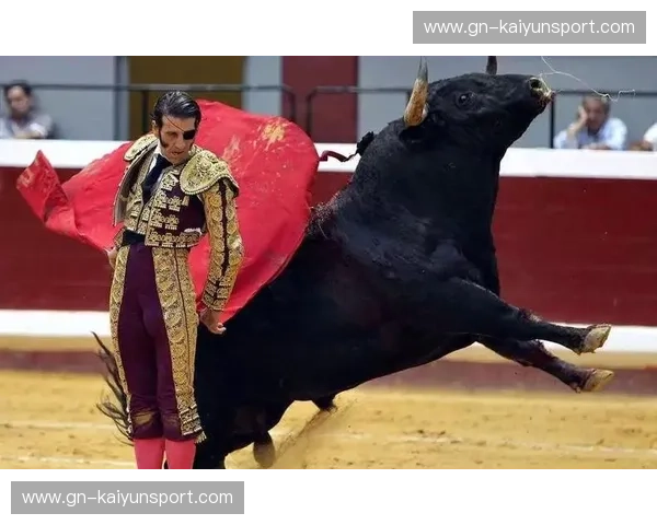 红色狂想曲：当中国龙邂逅西班牙斗牛士，绿茵场上的灵魂共振